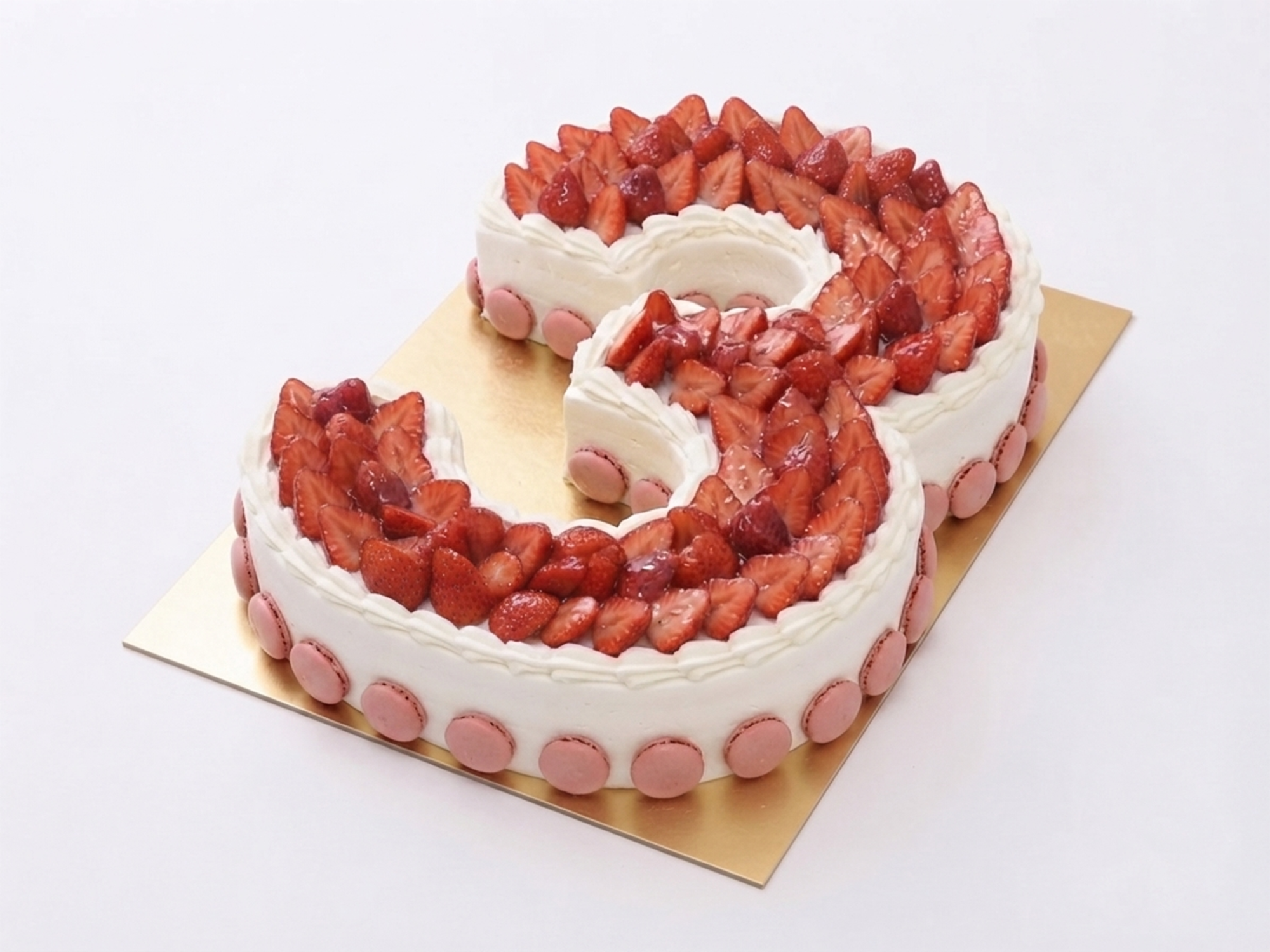 Cijfertaart met biscuit en slagroom, belegd met verse aardbeien