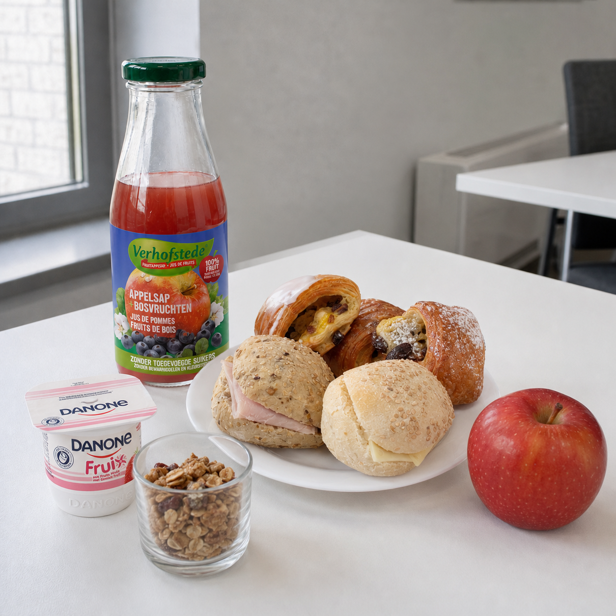 Ontbijtformule voor bedrijven van Bakkerij Van Hecke met mini broodjes, mini koffiekoeken, yoghurt, fruit en fruitsap