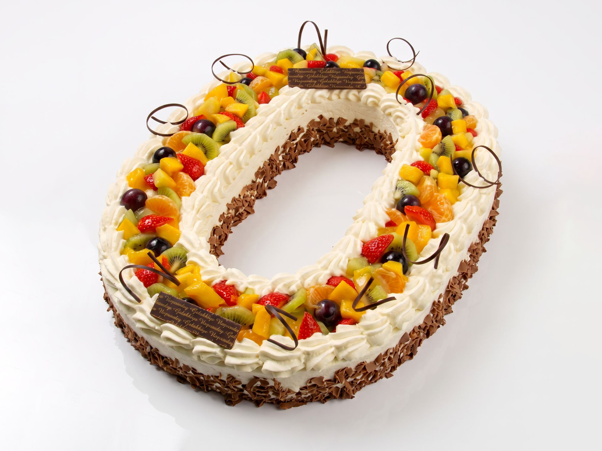 Cijfertaart met biscuit en slagroom, belegd met gemengd vers fruit