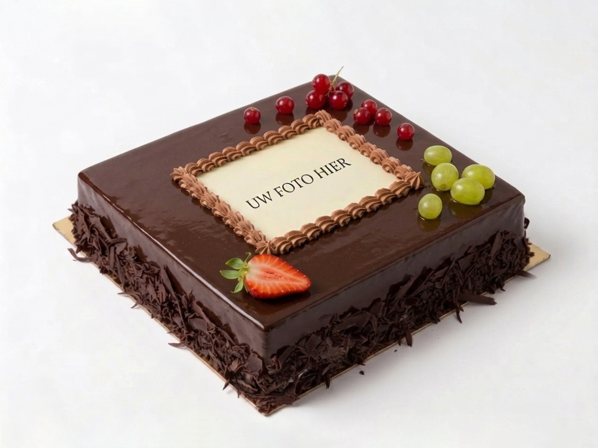 Vierkante fototaart met biscuit en chocolade, afgewerkt met chocoladeglazuur en chocolademacarons