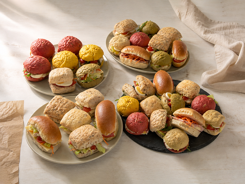 Assortiment verse belegde broodjes en sandwiches, naar wens samengesteld
