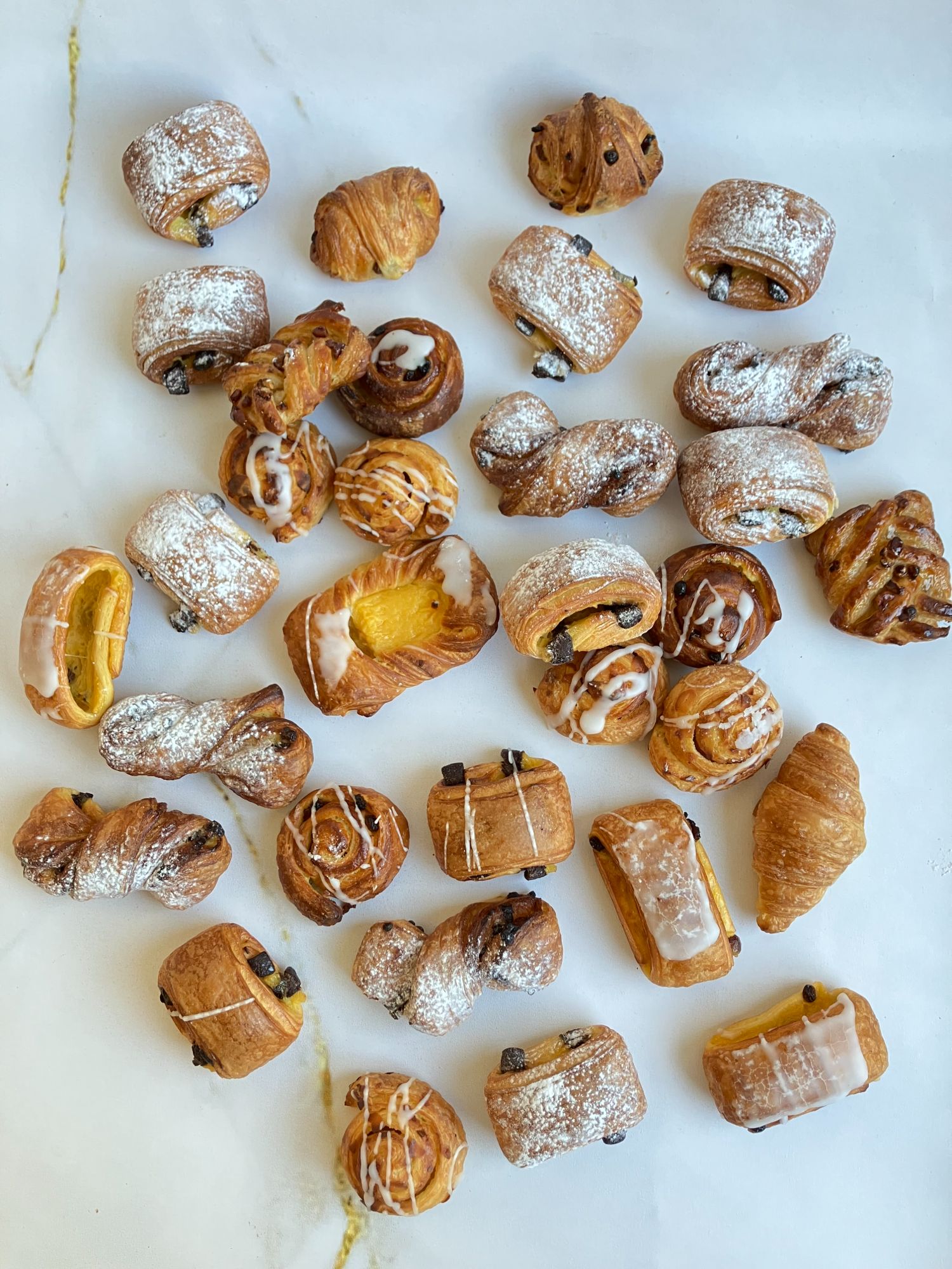 Mix van verse koffiekoeken, ideaal om te delen bij het ontbijt