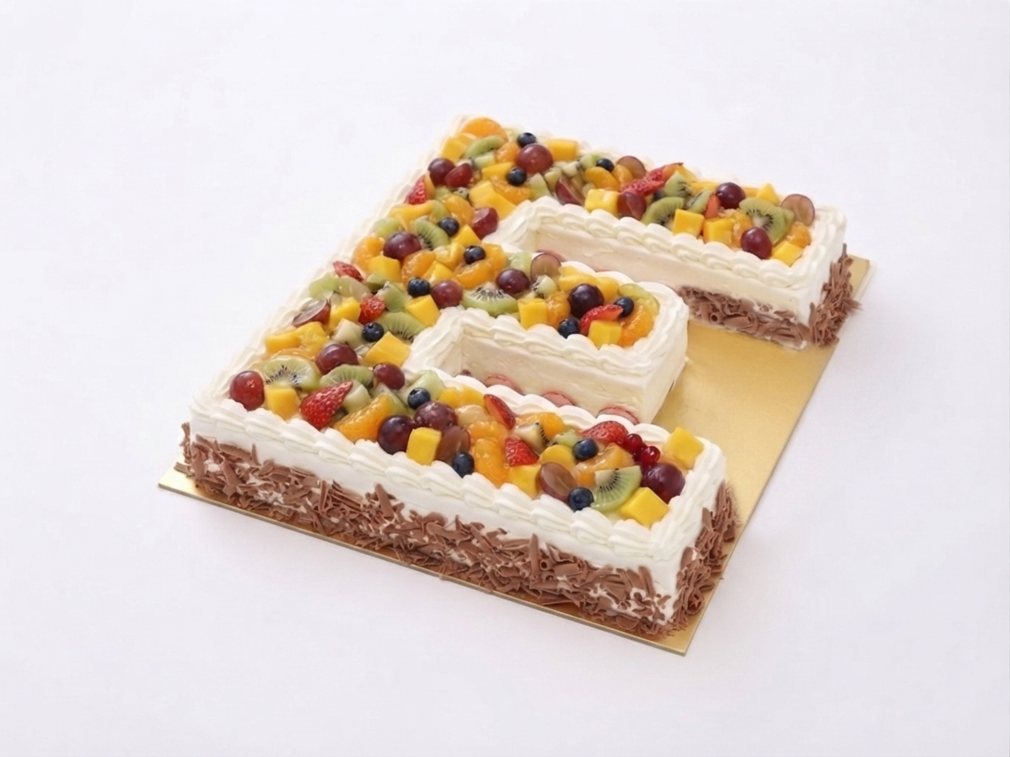 Lettertaart met biscuit en slagroom, belegd met gemengd vers fruit