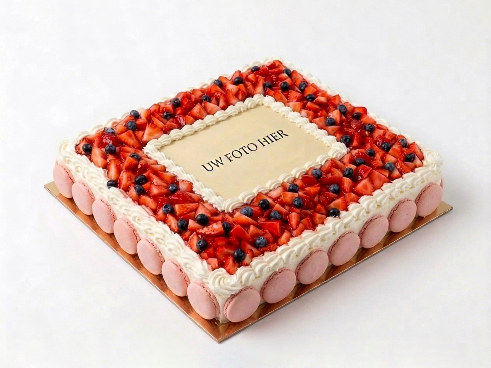 Vierkante fototaart met biscuit en slagroom, belegd met verse aardbeien en bosbessen