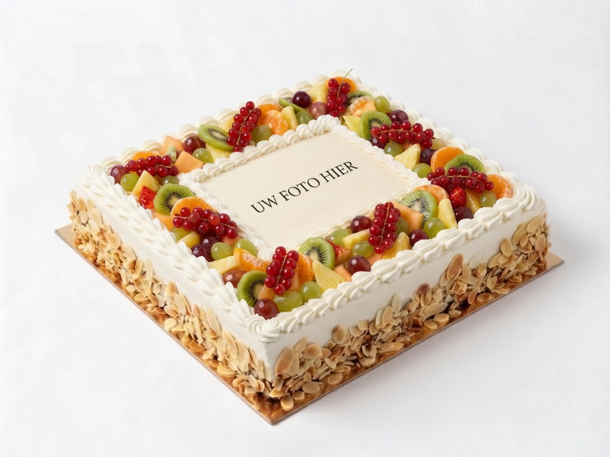 Vierkante fototaart met biscuit en slagroom, belegd met gemengd vers fruit zoals kiwi, mandarijn en druiven